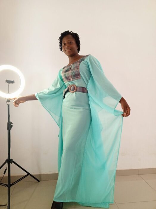 Portrait de DEBORAH, influenceuse mode, avec un look tendance et inspirant.