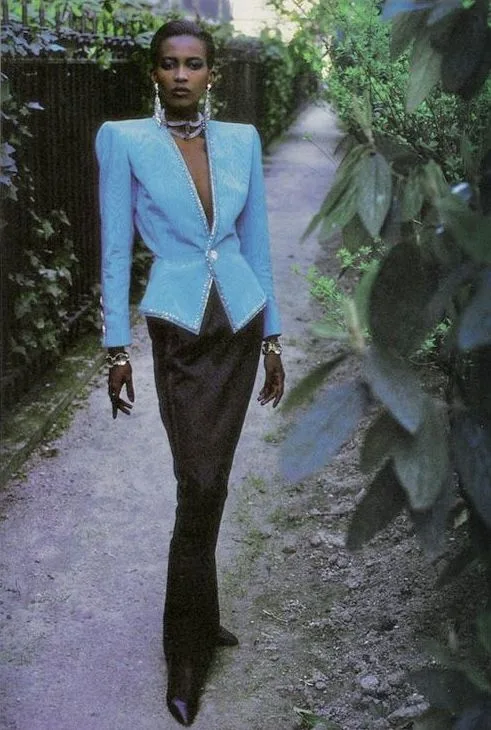 Power dressing années 1980, épaules rembourrées