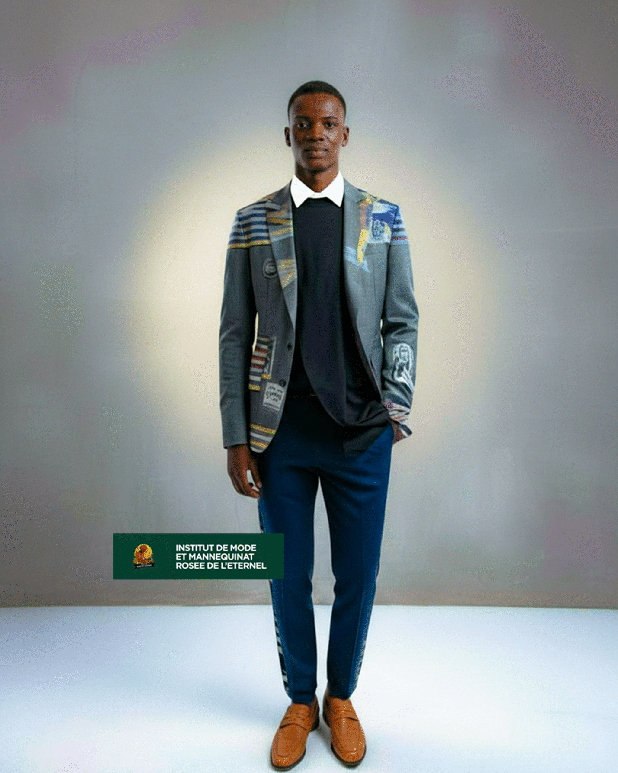 Portrait de JOHN, styliste diplômé de l'Institut, entouré de ses croquis et tissus.